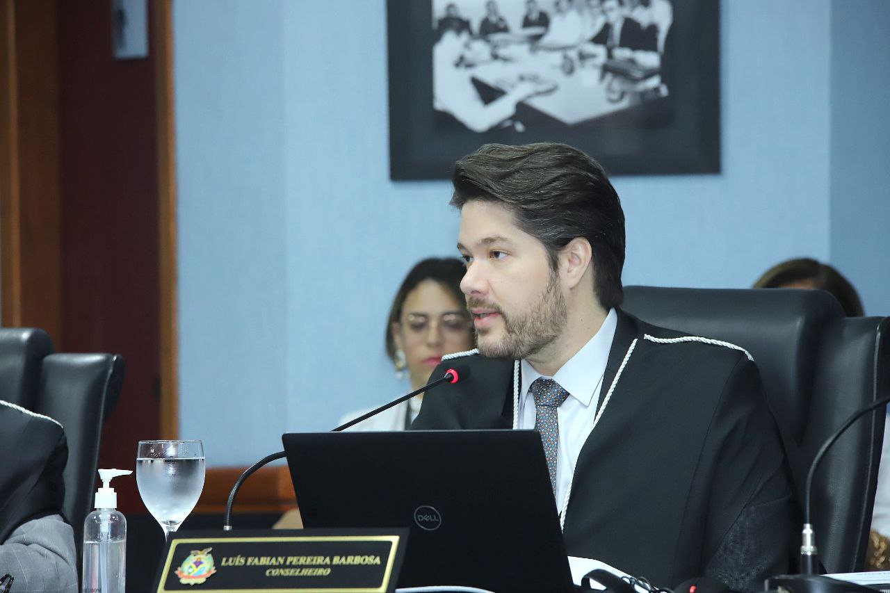 No momento, você está visualizando Conselheiro do TCE-AM suspende pregão de licitação da Semed por indícios de direcionamento