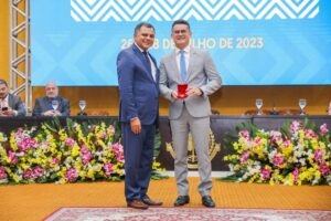 Read more about the article Prefeito prestigia abertura do 5° congresso do Ministério Público do Amazonas e recebe moeda comemorativa