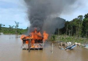 Read more about the article Operação destrói centenas de dragas de garimpo ilegal no Amazonas