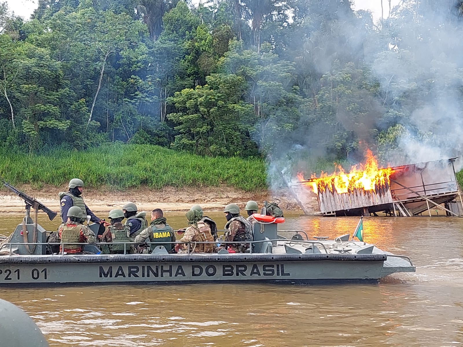 You are currently viewing Garimpo ilegal: Ibama, Forças Armadas, PF e FUNAI neutralizam 50 dragas no Amazonas