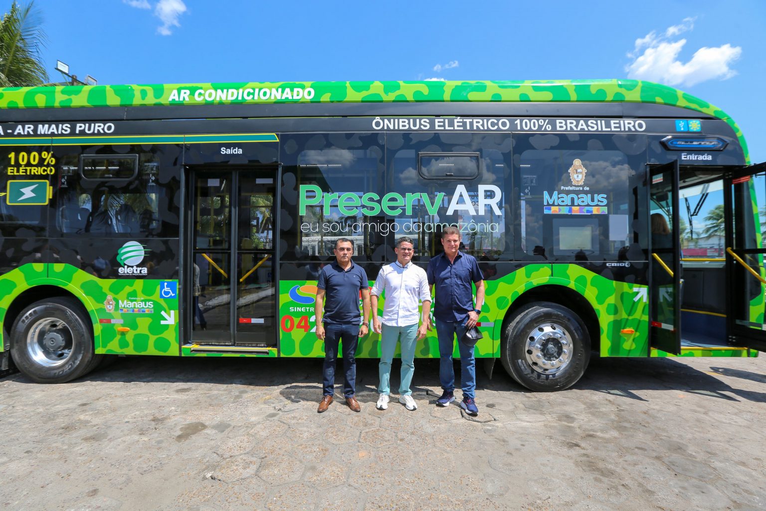 You are currently viewing Prefeito entrega primeiro ônibus 100% elétrico da região Norte