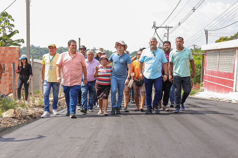 You are currently viewing Obras de reestruturação avançam na comunidade Rosa Almeida e prefeito acompanha início da pavimentação
