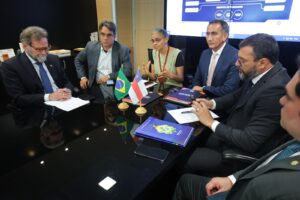 Read more about the article Wilson Lima e ministros Waldez Góes e Marina Silva anunciam força-tarefa para enfrentamento da estiagem no Amazonas