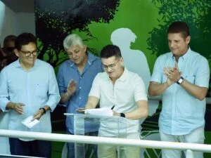 Leia mais sobre o artigo Prefeito sanciona lei que cria gratificação urbanística para servidores do licenciamento urbano de Manaus