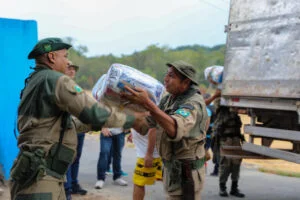 Leia mais sobre o artigo Comunidades do lago Puraquequara recebem ação humanitária da operação ‘Estiagem’