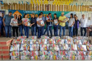 Read more about the article Em Manacapuru, Wilson Lima coordena entrega de ajuda humanitária a mais 3 mil famílias