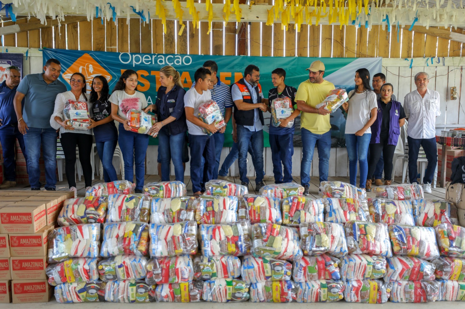 You are currently viewing Em Manacapuru, Wilson Lima coordena entrega de ajuda humanitária a mais 3 mil famílias