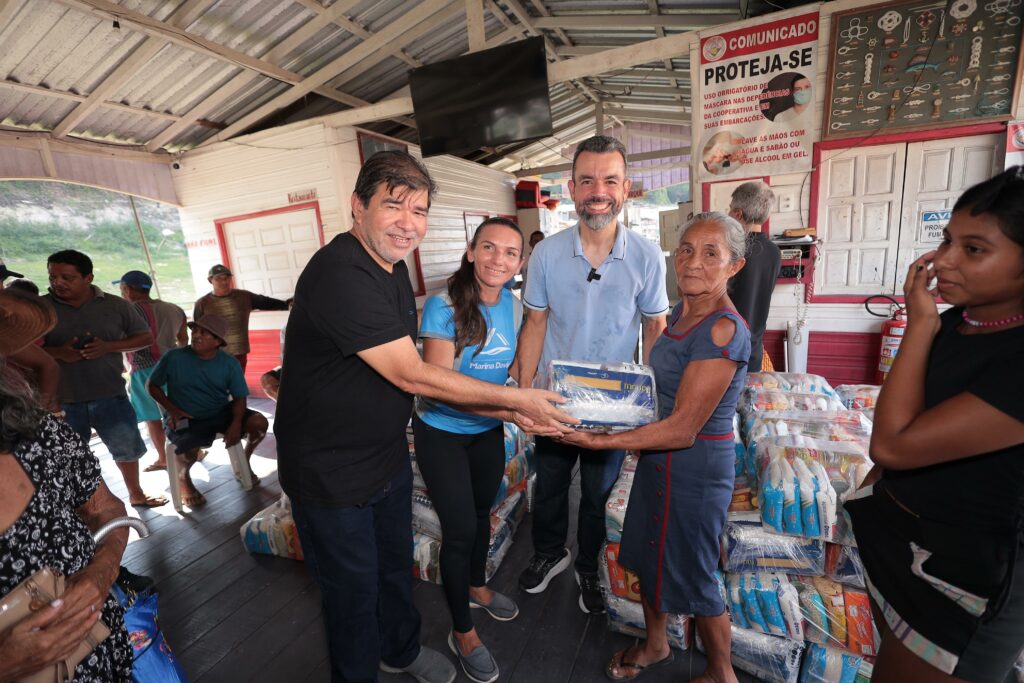You are currently viewing Câmara Municipal de Manaus contempla ribeirinhos prejudicados pela estiagem com ajuda humanitária
