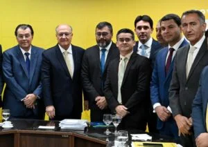 Leia mais sobre o artigo Prefeito tem confirmação de R$ 182,4 milhões do Bolsa Família para população de Manaus afetada pela estiagem histórica