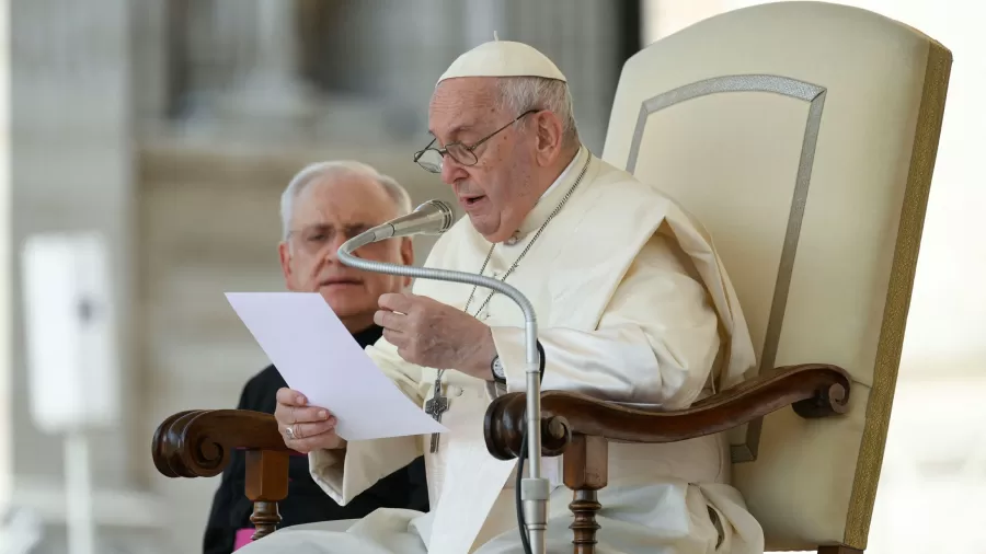 You are currently viewing Papa Francisco diz que pessoas trans podem ser batizadas e apadrinhar