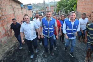 Leia mais sobre o artigo Asfalta Amazonas: Governador Wilson Lima vistoria início de obras de recuperação viária na comunidade Coliseu I, na zona leste de Manaus 