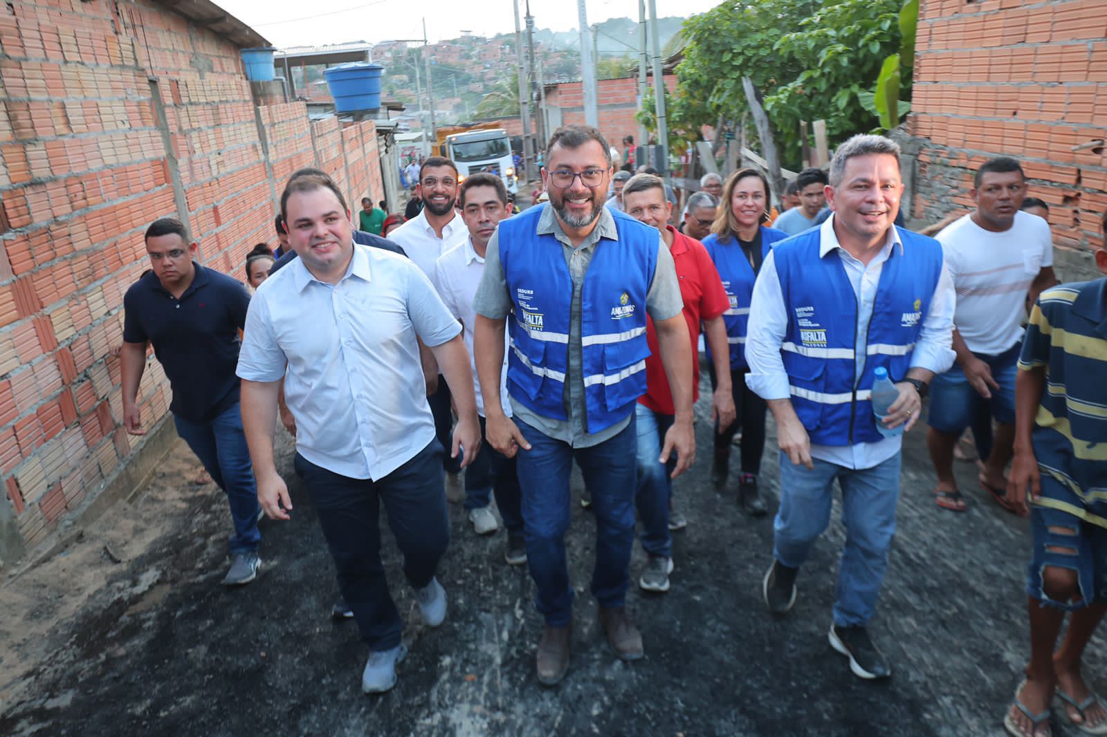 You are currently viewing Asfalta Amazonas: Governador Wilson Lima vistoria início de obras de recuperação viária na comunidade Coliseu I, na zona leste de Manaus 