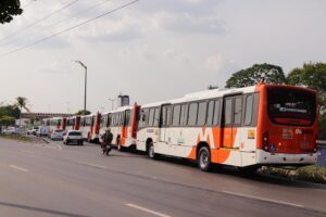 Read more about the article Prefeito entrega novos ônibus e totaliza 315 veículos modernos na frota de Manaus