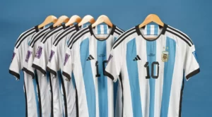 Read more about the article Camisas que Messi usou na Copa vão a leilão e podem superar recorde de Michael Jordan