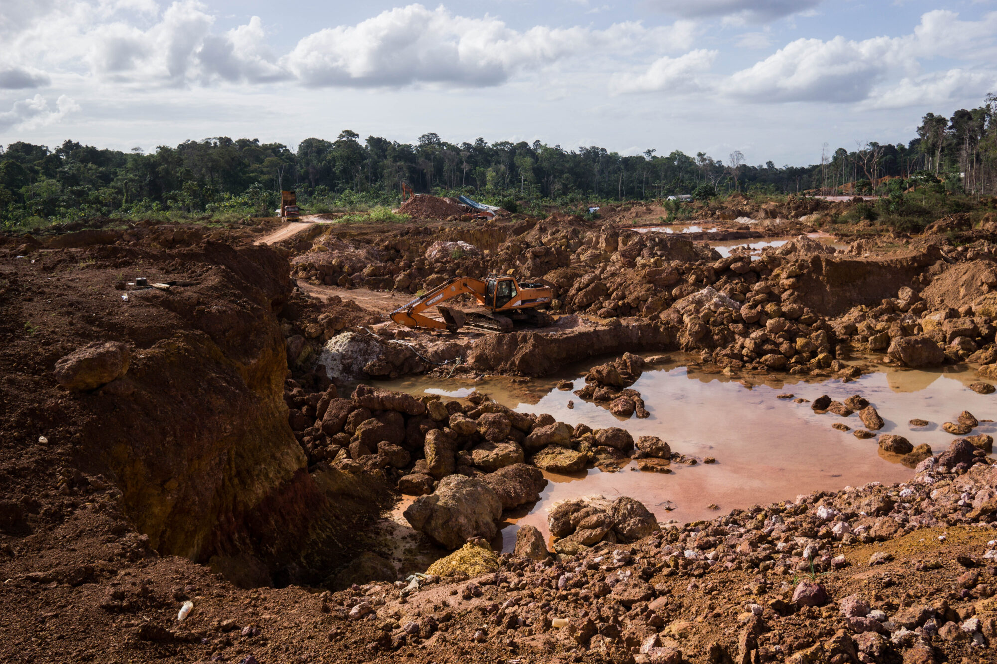 You are currently viewing Desabamento em mina de ouro mata 14 garimpeiros no Suriname