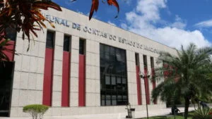 Leia mais sobre o artigo Escola de Contas do TCE-AM encerra ano letivo com homenagens e lançamento de revista científica