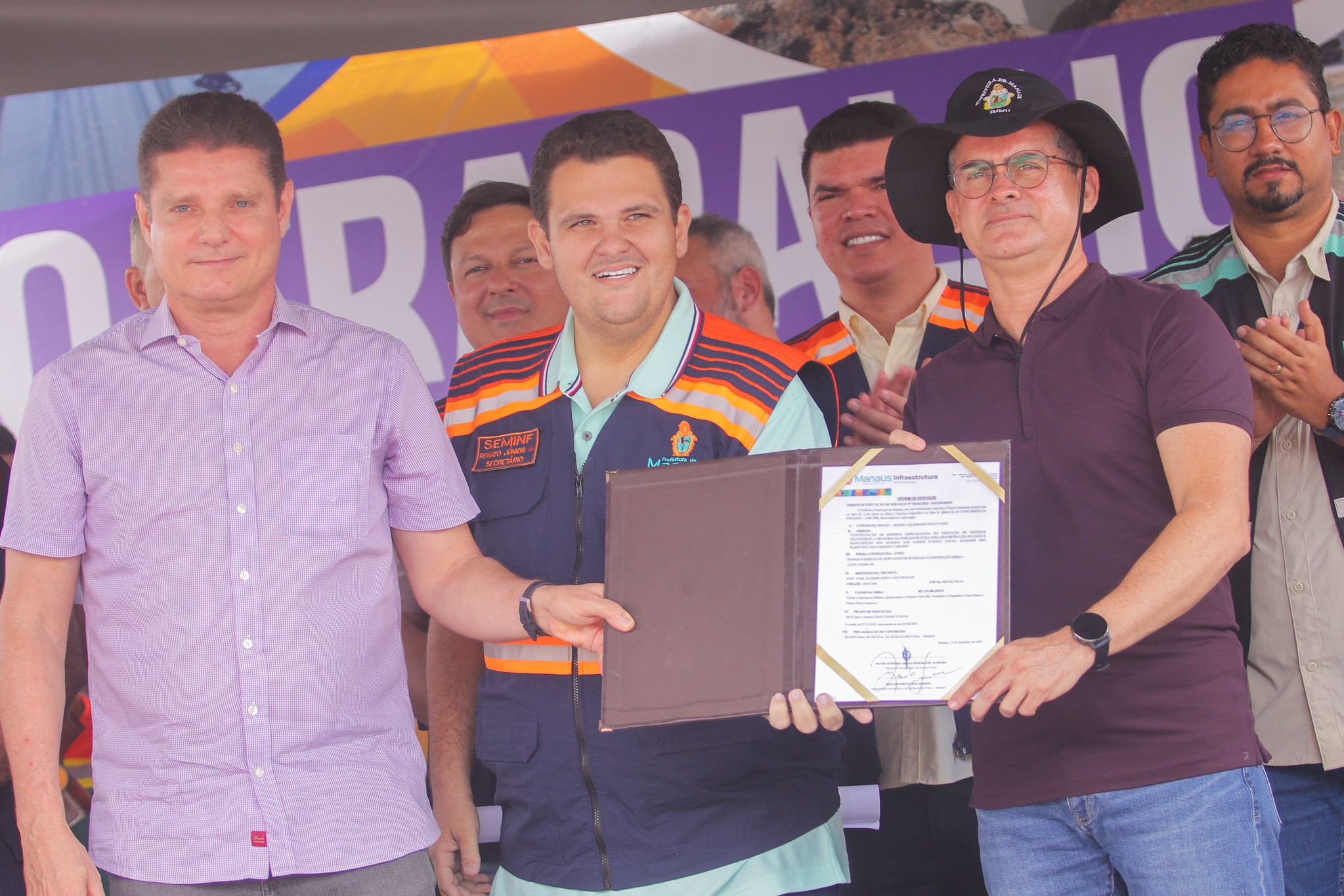 You are currently viewing David Almeida assina ordem de serviço para o desassoreamento de igarapés de Manaus com recurso do governo federal