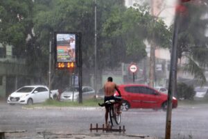 Read more about the article Período de chuvas só normaliza a partir de fevereiro, segundo previsão do Laboratório Climático da UEA