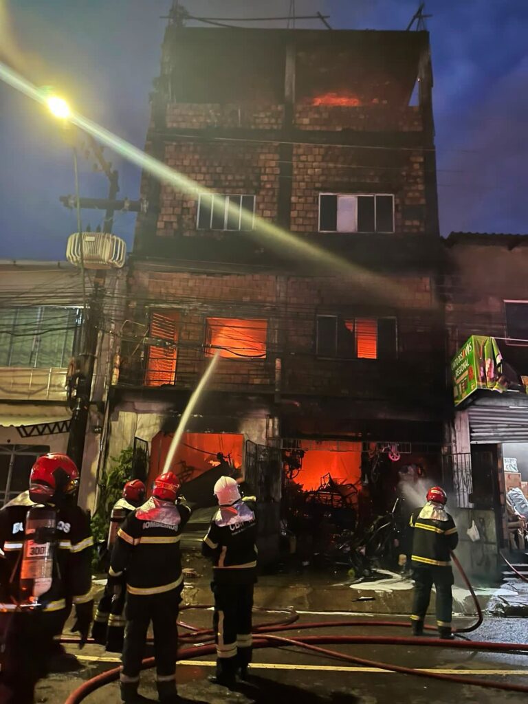 You are currently viewing Corpo de Bombeiros combate incêndio de grande proporção em edificação de quatro andares no bairro Nova Cidade