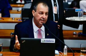 Read more about the article Senador Omar defende formação de mais profissionais de praticagem para baratear custo do serviço