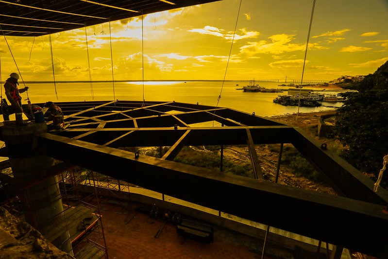 You are currently viewing Prefeitura avança com montagem da estrutura metálica da varanda do mirante Lúcia Almeida