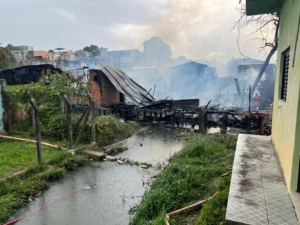 Read more about the article Incêndio de grandes proporções atinge 11 casas do bairro Praça 14 em Manaus