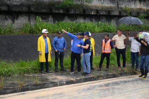 Read more about the article Prefeito inspeciona trabalho em trecho da avenida das Torres após queda de barranco