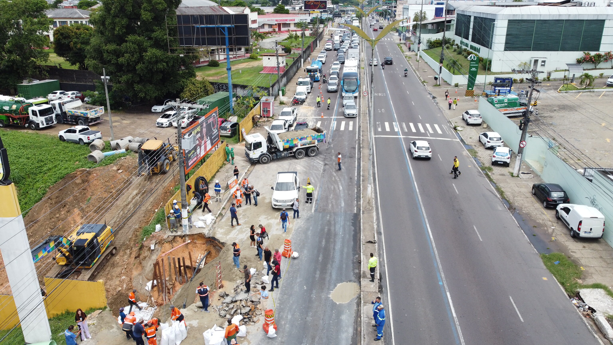 You are currently viewing Prefeitura de Manaus avança em obra na avenida Constantino Nery e chega à etapa de contenção e reaterro