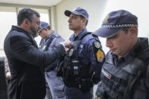 Leia mais sobre o artigo Wilson Lima parabeniza e concede medalha a policiais militares por maior apreensão de armas da história do Amazonas