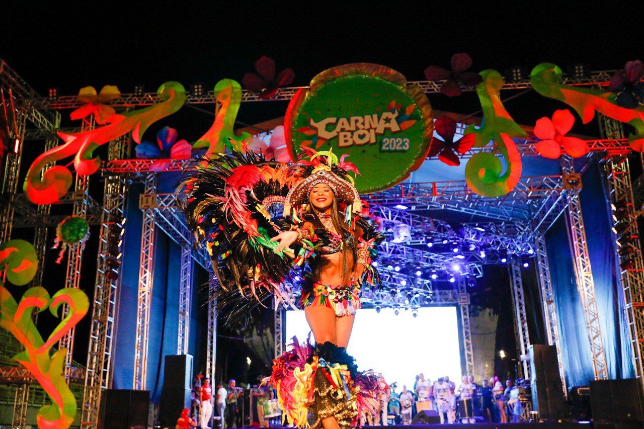 No momento, você está visualizando Carnaval na Floresta: Carnaboi traz mais de 30 artistas do Caprichoso e Garantido se revezando em dois dias de festa