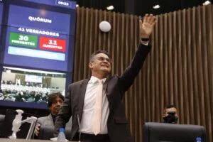 Leia mais sobre o artigo Prefeito David Almeida entrega Mensagem Governamental na CMM, destaca conquistas históricas e metas para 2024
