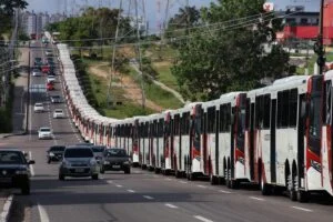 Leia mais sobre o artigo Prefeito entrega 50 novos ônibus, ampliando para 367 a renovação da frota do transporte público em Manaus