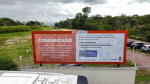 Read more about the article Prefeitura instala outdoors para cumprimento de decisão judicial de retirada de flutuantes do Tarumã