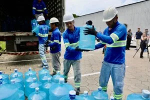 Leia mais sobre o artigo Prefeitura de Manaus monta operação de ajuda humanitária ao Rio Grande do Sul e recebe doação de água