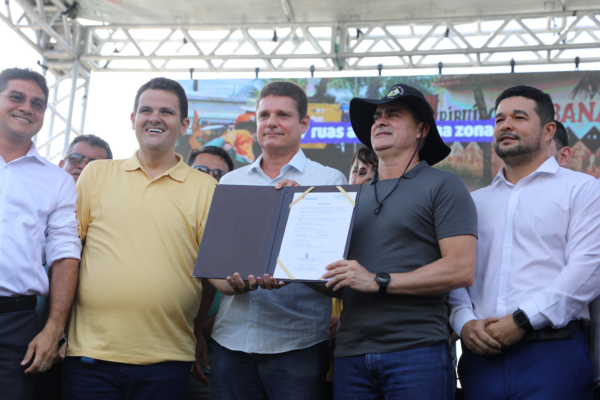 You are currently viewing Prefeito Davida Almeida anuncia chegada do ‘Asfalta Manaus’ no Cidade de Deus
