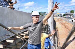 Read more about the article David Almeida vistoria avanço nas obras do complexo viário Rei Pelé