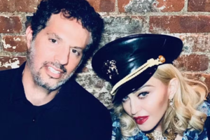 Read more about the article Empresário de Madonna Convoca fãs que tenham tatuagem em homenagemà cantora