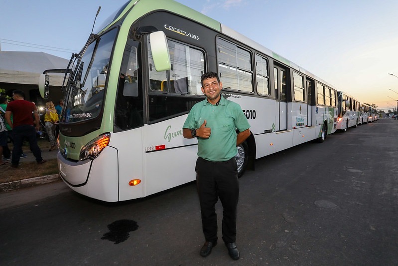 You are currently viewing Prefeito Davi Almeida entrega mais 14 novos ônibus para atender 85 mil famílias no Viver Melhor