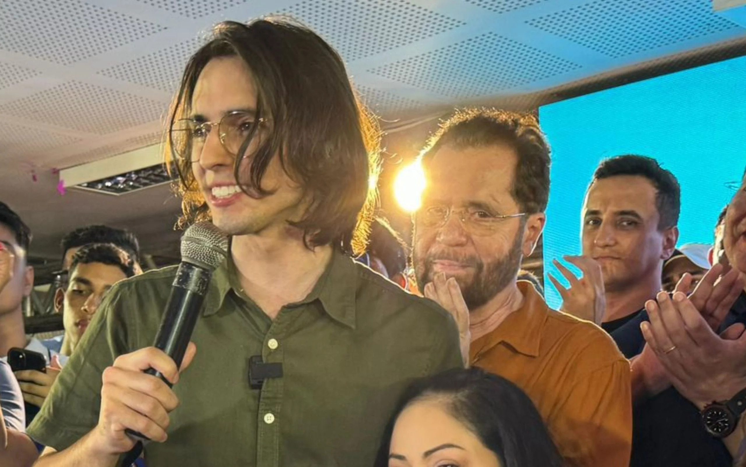 You are currently viewing ‘Pesquisa e merda são a mesma coisa’, diz senador do Amazonas em convenção