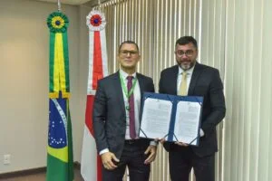 Leia mais sobre o artigo Wilson Lima assina protocolo de intenções com Banco da Amazônia no valor de R$ 1,4 bilhão para impulsionar desenvolvimento socioeconômico da região