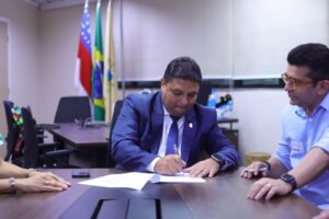 Read more about the article presidente da CMM assina contrato com Instituto Acesso e edital do concurso público sai nos próximos dias