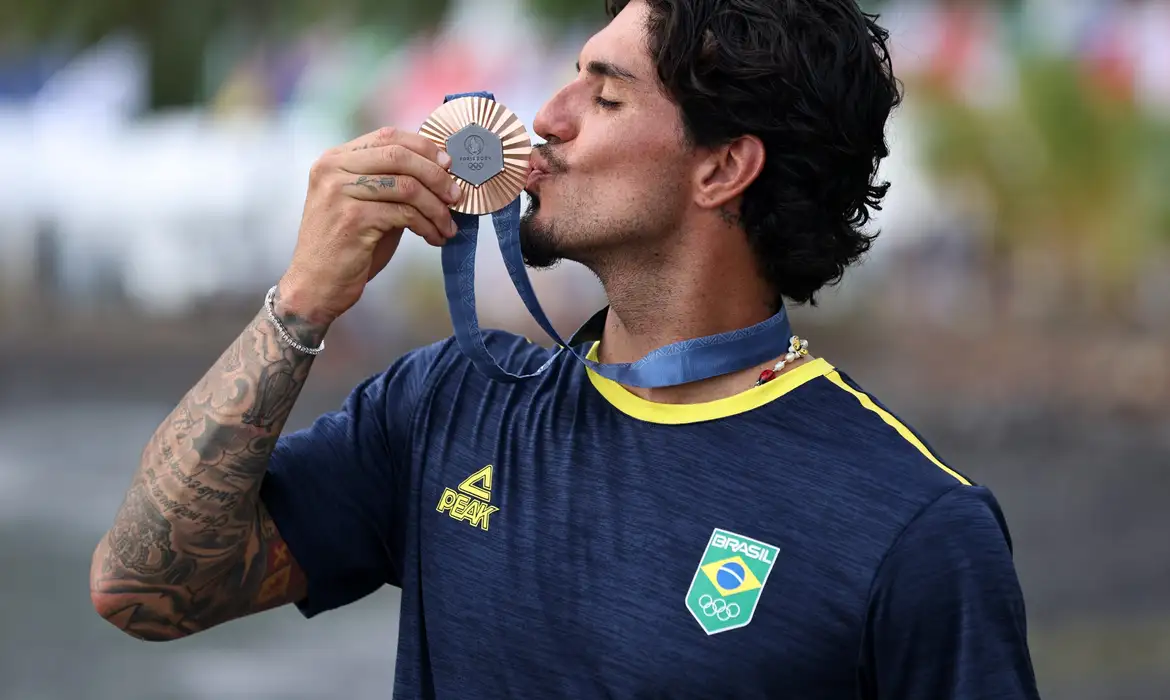 Gabriel Medina garante bronze para o Brasil no surfe masculino