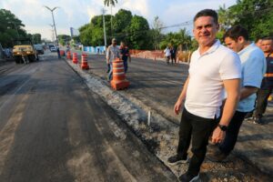 Read more about the article Prefeito David Almeida libera tráfego na avenida Mário Ypiranga após obra em tempo recorde