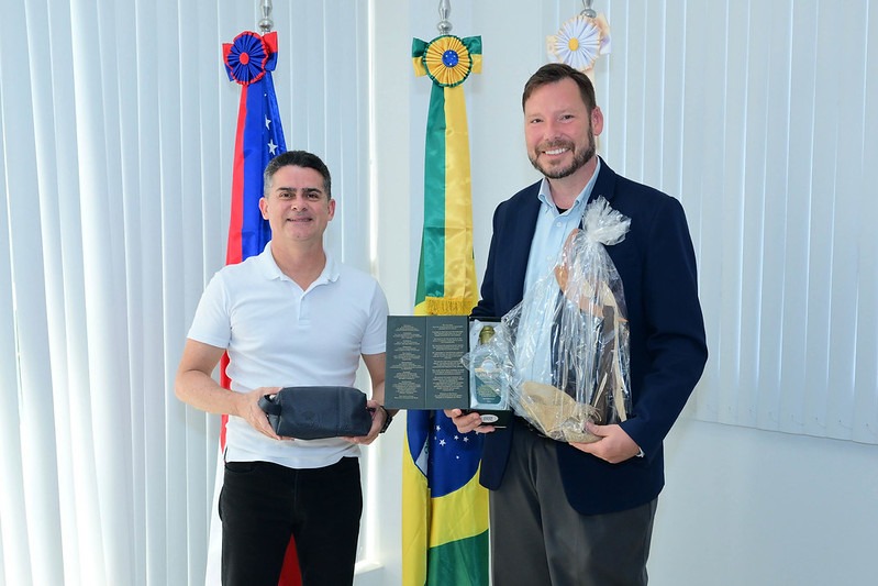 You are currently viewing David Almeida recebe visita do primeiro-secretário da Embaixada dos Estados Unidos da América