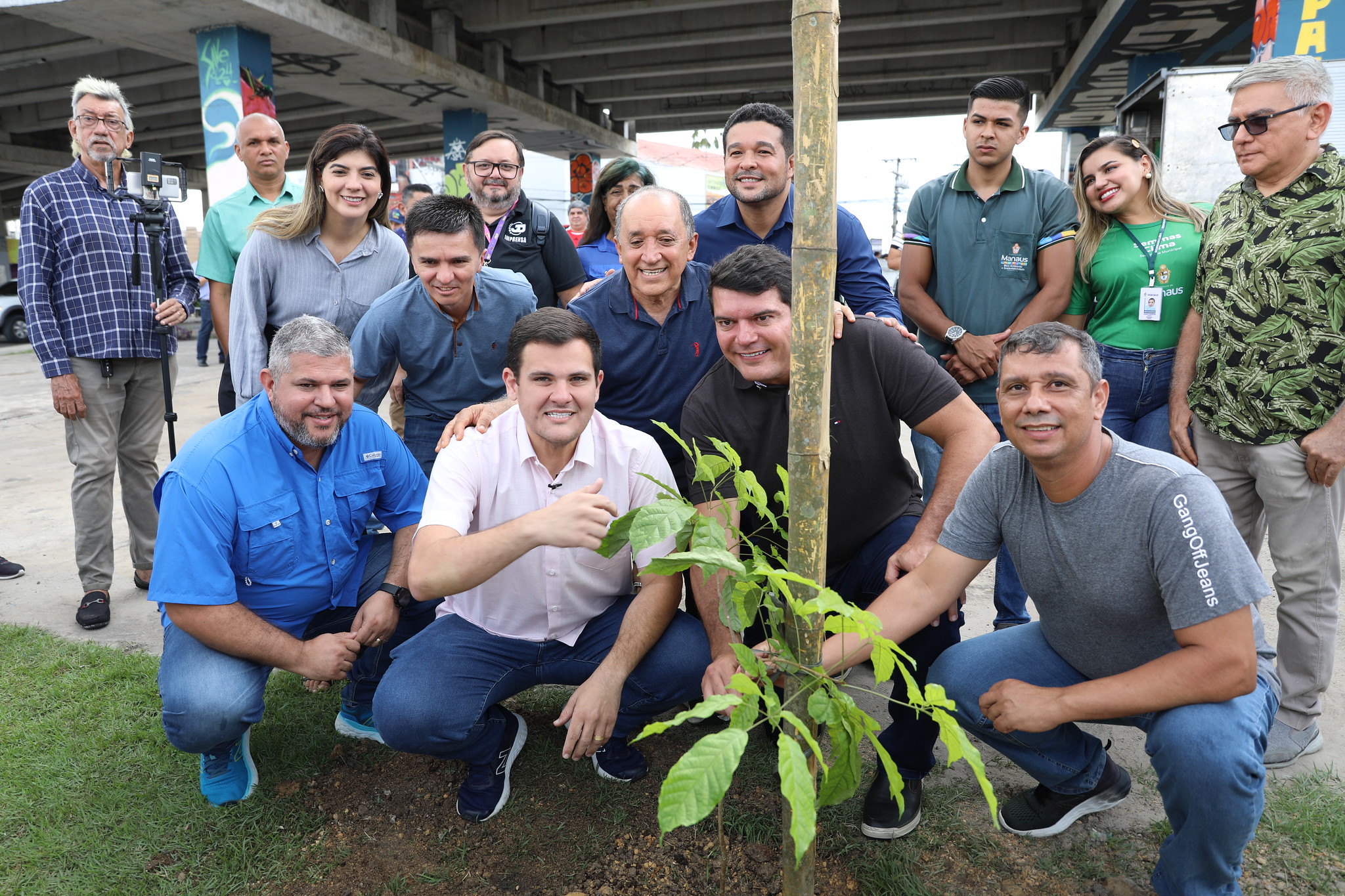 You are currently viewing Prefeitura realiza plantio de 500 mudas e transforma a avenida Max Teixeira em corredor sustentável