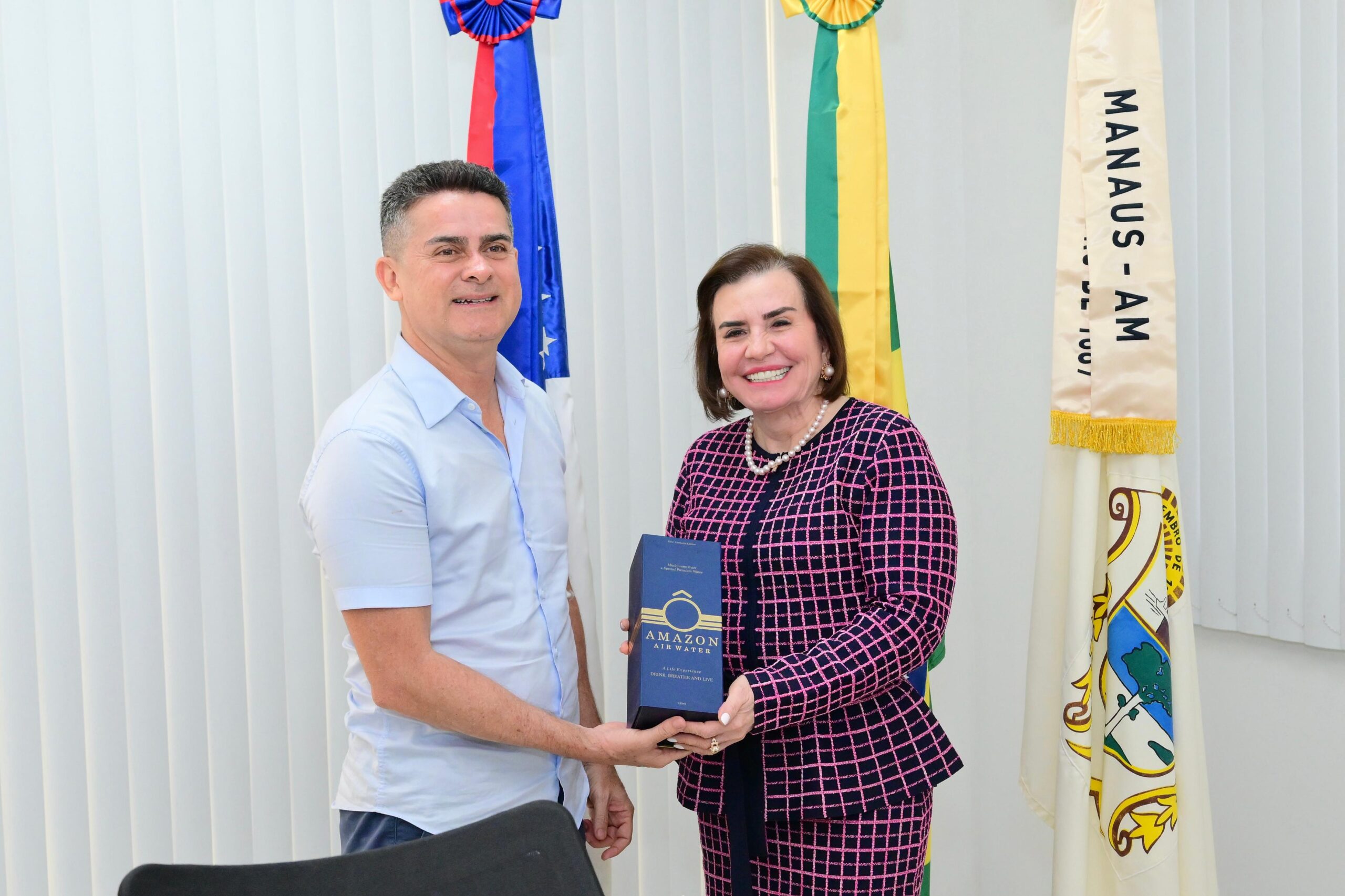 You are currently viewing Prefeito de Manaus recebe visita de cortesia da presidente do TCE-AM, Yara Lins