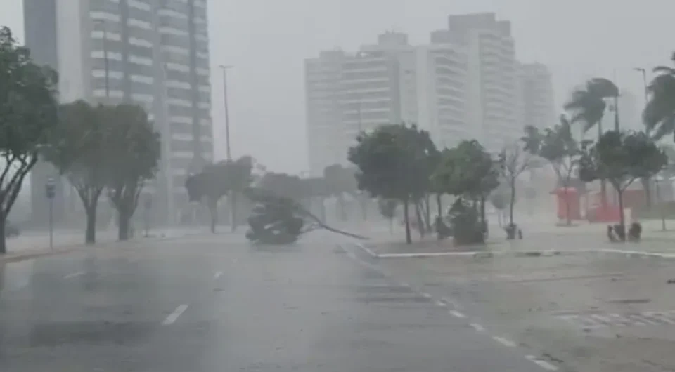 You are currently viewing Alagamentos e deslizamentos são registrados após forte chuva em Manaus