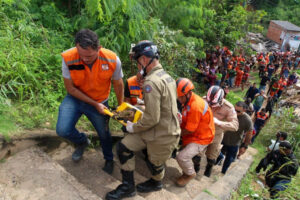 Read more about the article Abraçados, corpos de pai e filha são encontrados em deslizamento de terra em Manaus