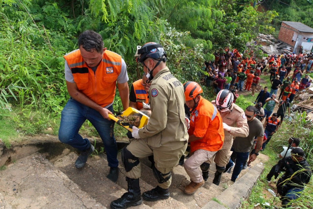 You are currently viewing Abraçados, corpos de pai e filha são encontrados em deslizamento de terra em Manaus