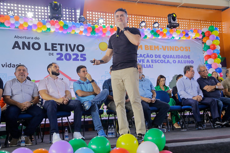 You are currently viewing Prefeito de Manaus abre ano letivo de 2025 e reforça compromisso com a qualificação do ensino municipal